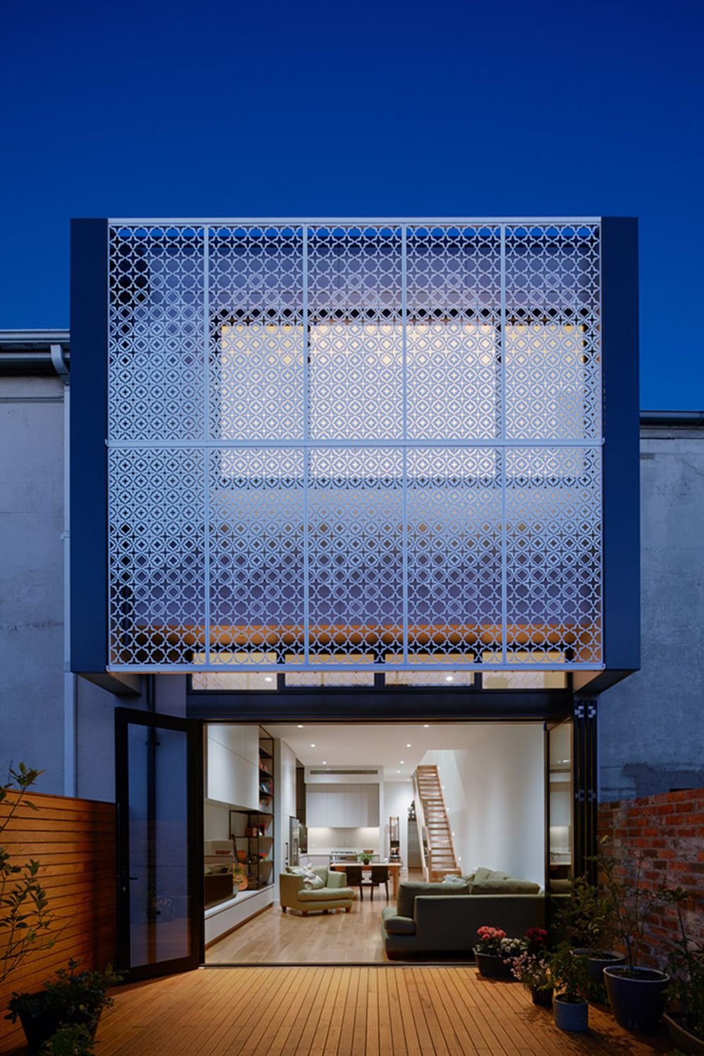 Australian teracced house renovation to give spacious indoor vibrancy in harmonious tones (1)